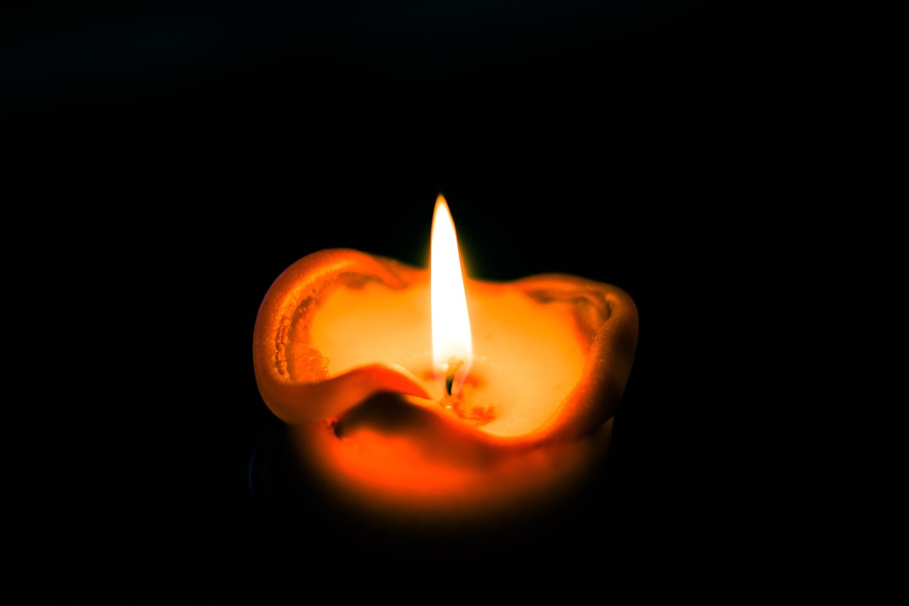 Feuerbestattung mit Kerzenschein